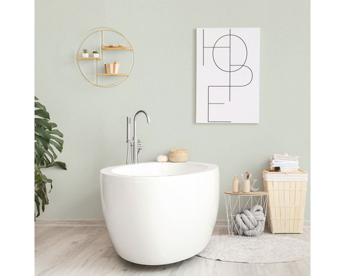 Badezimmer mit freistehender Badewanne, Wandregal, Dekoration und Wäschekorb