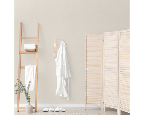 Helles Badezimmer mit Holzleiter, Bademantel und Raumteiler
