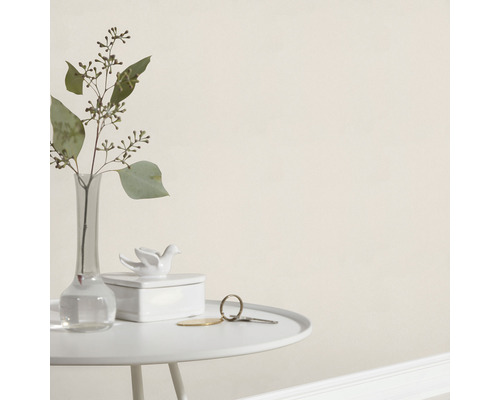 Wandgestaltung mit Vase, Schlüssel und Dekoration auf einem Tisch