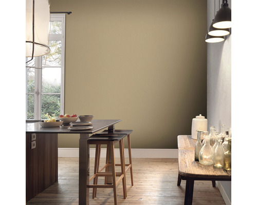 Helle Küche mit Holzboden, Esstisch und Stühlen vor einer Wand