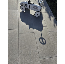 Verlegte Terrassenplatten aus Stein mit Spielzeugauto