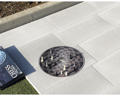 Szene mit rechteckigen Pflastersteinen und einem Schachspiel für drei Personen