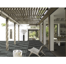 Terrasse mit Polygonalplatten aus Stein und Holzkonstruktion