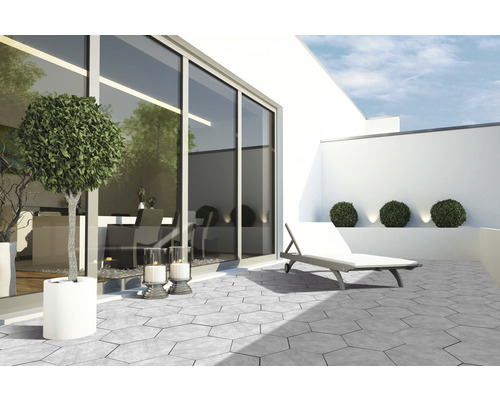 Terrasse mit sechseckigen Betonpflastersteinen, Liegestuhl und Pflanzkübeln