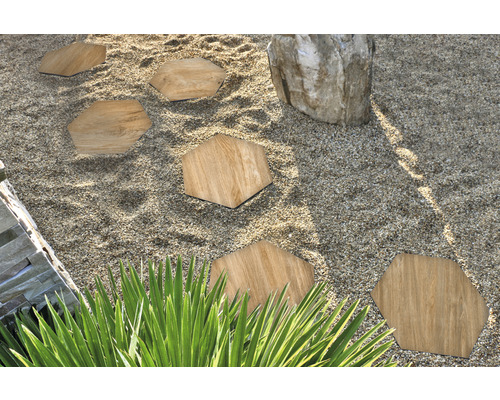 Gartenweg mit sechseckigen Trittplatten aus Holz