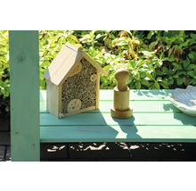 Insektenhotel aus Holz mit Füllmaterial aus Röhrchen und hölzernen Dekorationen.