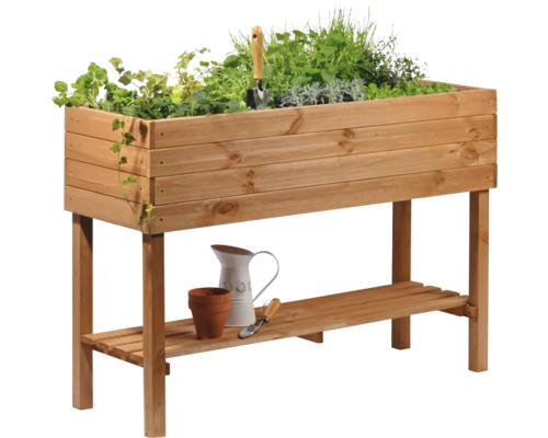 Hochbeet aus Holz mit Kräutern, Pflanzgefäß, Gießkanne und Gartengeräten