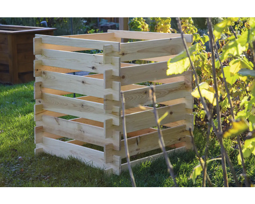 Holzkomposter im Garten