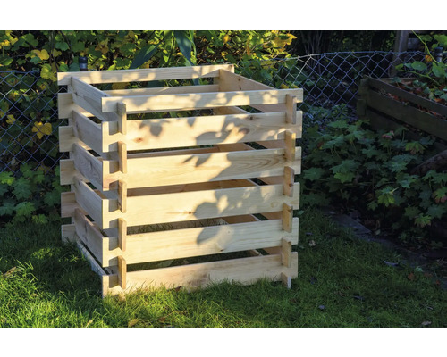 Komposter aus Holz im Garten