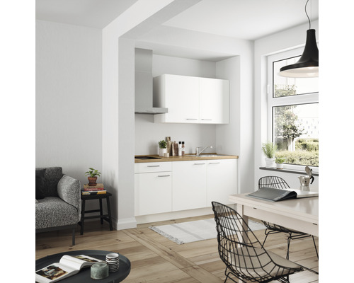 Heller Wohnraum mit Küchenzeile, Esstisch und Sitzgelegenheit