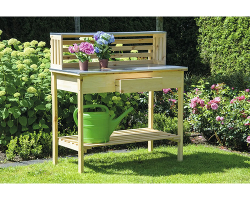 Gartentisch aus Holz mit Schublade, Ablagefläche und Blumen auf der Arbeitsplatte