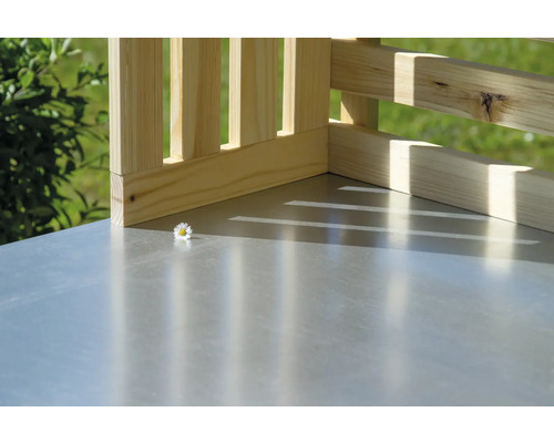 Holzzaun auf Metalltisch mit Gänseblümchen