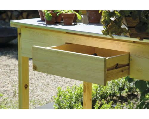 Detailansicht eines Pflanztisches mit offener Schublade.