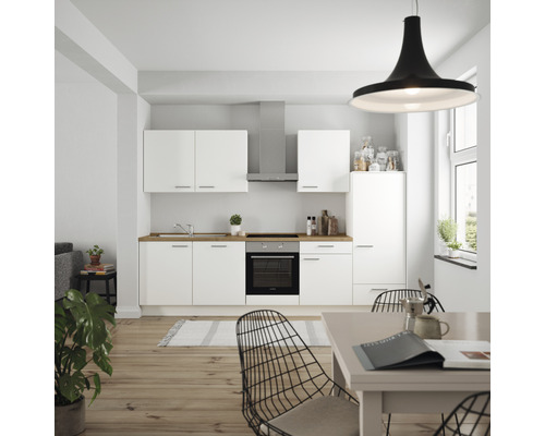 Helle Küche mit weißen Schränken, Spüle und Dunstabzugshaube