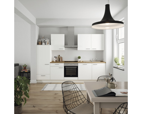 Helle Küche mit weißen Schränken, Dunstabzugshaube und Esstisch