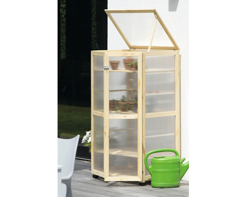 Gewächshaus aus Holz mit Regalen und geöffneter Tür, inklusive Gießkanne