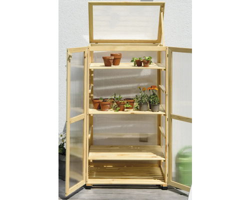 Holzgewächshaus mit drei Regalböden und Pflanzen