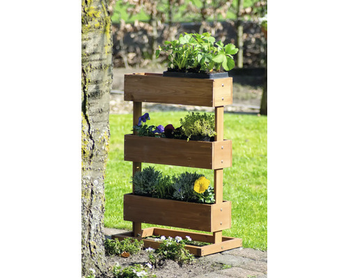 Dreistöckiges Kräuterregal aus Holz mit Pflanzen im Garten