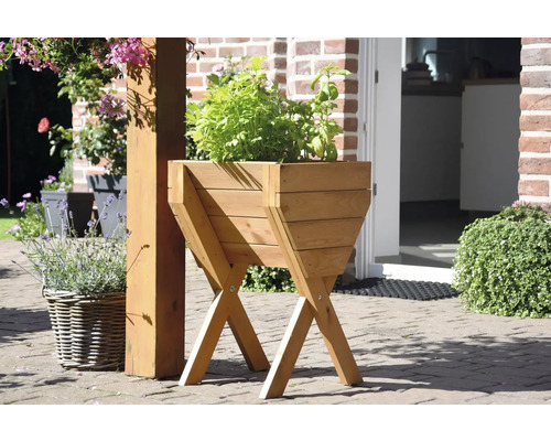 Holz Pflanzkasten mit Ständer im Garten