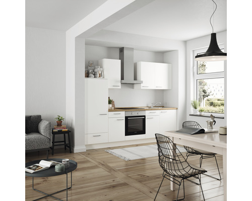 Helle Küche mit Einbauschränken, Dunstabzugshaube und Holzboden.