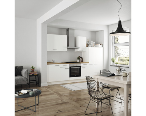 Heller Wohnraum mit Einbauküche, Esstisch und Sitzgruppe