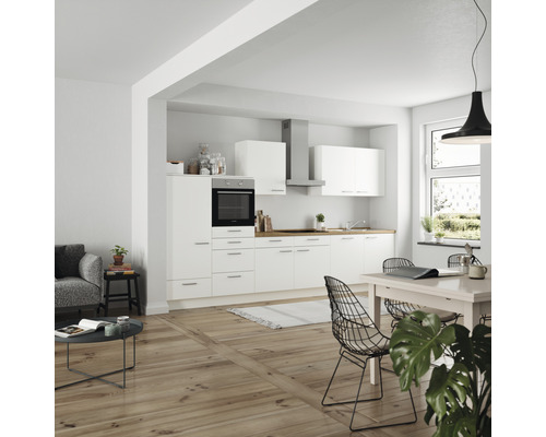 Helle Küche mit Einbauschränken, Dunstabzugshaube und Holzboden