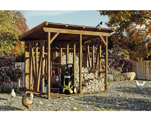 Kaminholzunterstand SKAN HOLZ Max 1 260 x 140 x 229 cm nussbaum Holzlager mit Gartengeräten, Hochdruckreiniger und Holzstapel im Garten.