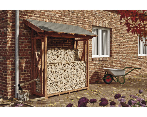 Kaminholzunterstand SKAN HOLZ Paul 1 190 x 70 x 229 cm nussbaum Holzlager aus Holz mit Dach, gefüllt mit Holzscheiten, im Garten neben einem Backsteingebäude