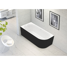 Rechteckige Badewanne mit schwarzer Verkleidung in einem Badezimmer