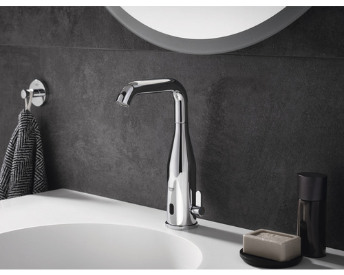 Badezimmer Waschbecken mit berührungslosem Wasserhahn und Handtuchhaken