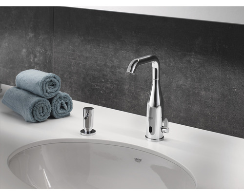 Modernes Badezimmer mit Aufsatzwaschbecken, berührungsloser Armatur und Handtüchern