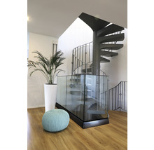 Raumszene mit Wendeltreppe, Pflanze und Sitzpuff