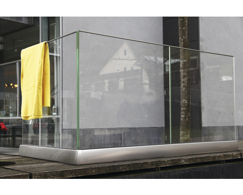 Geländer mit Glasfüllung und Handtuch