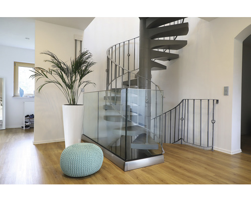 Helle Eingangshalle mit Wendeltreppe, Pflanze im Topf und Sitzhocker