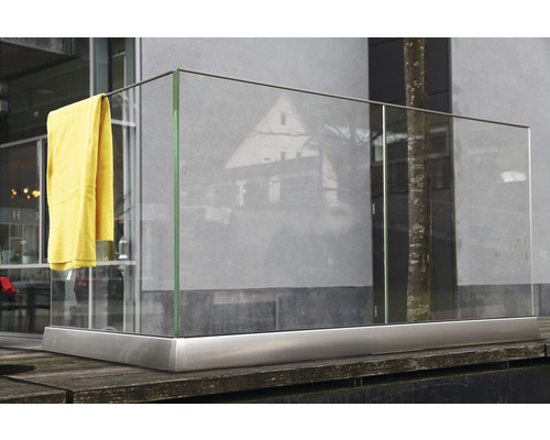 Glasgeländer mit Edelstahlrahmen und gelbem Tuch