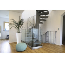 Innenaufnahme mit Wendeltreppe, Pflanze im Topf und Sitzhocker