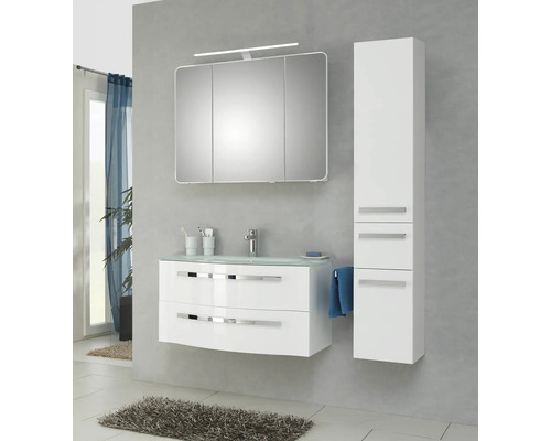 Badezimmer mit Waschtisch, Spiegelschrank und Hochschrank in Weiß