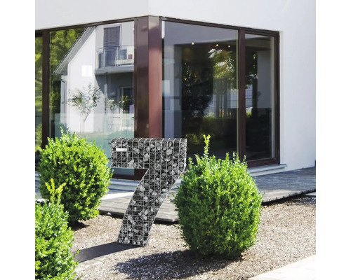 Gabionenhausnummer Sieben im Gartenbereich vor dem Haus