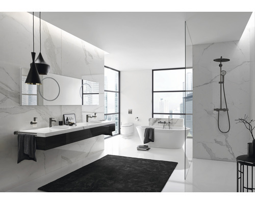Helles Badezimmer mit Waschtisch, Badewanne und Dusche