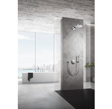 Badezimmer mit Dusche, Badewanne und Ausblick auf die Stadt