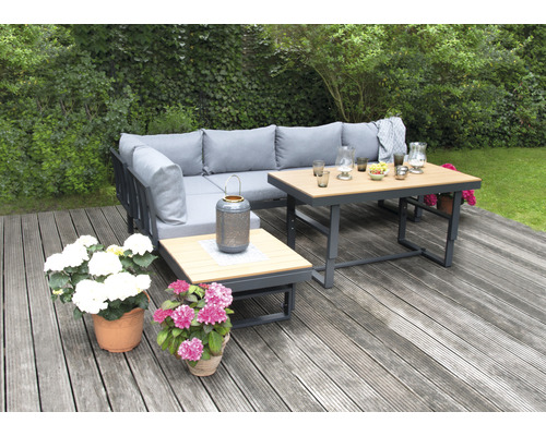 Gartensitzgruppe mit Sofa, Tisch und Dekoration auf einer Terrasse