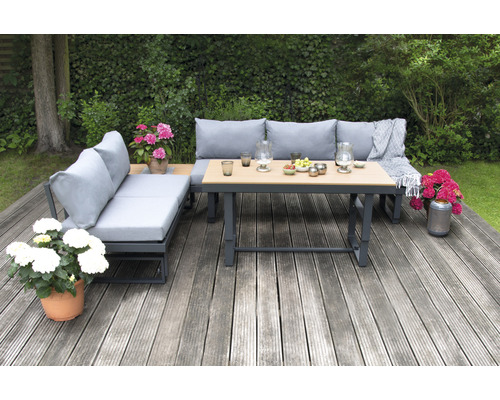 Gartensitzgruppe mit Sofa, Tisch und Kissen auf einer Holzterrasse