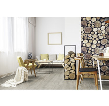Wohnzimmer mit Sofa, Stuhl, Holzwand und Holzboden