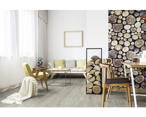 Wohnzimmer mit Sofa, Stuhl, Holzwand und Holzboden