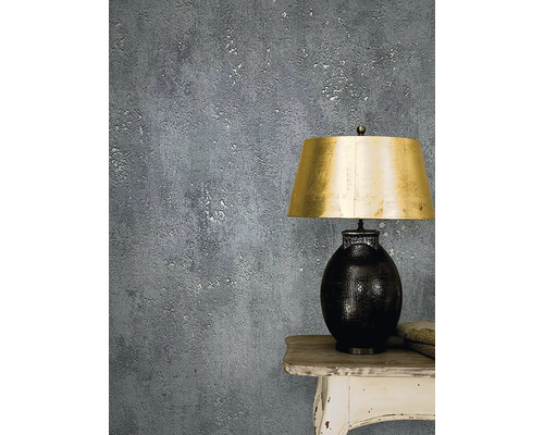 Dekorative Wandgestaltung mit einer Tischlampe auf einem Beistelltisch