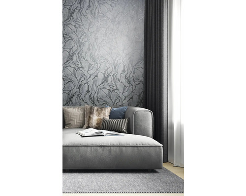 Wohnzimmer mit Sofa, Kissen, Teppich, Vorhang und gemusterter Tapete