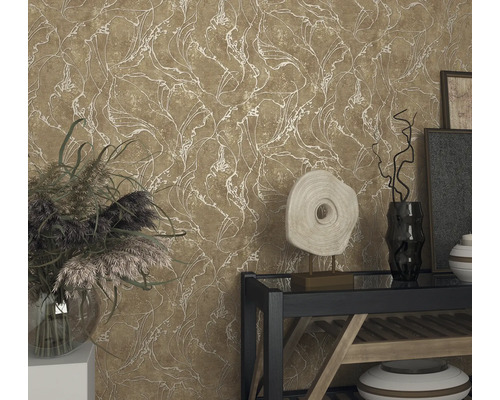 Dekorative Wandgestaltung mit gemusterter Tapete und Wohnaccessoires auf einem Tisch.