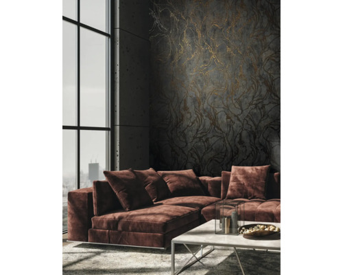 Wohnzimmer mit Ecksofa, Couchtisch und gemusterter Tapete