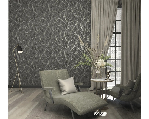 Wohnzimmer mit gemusterter Tapete, Liege, Sessel und Stehlampe