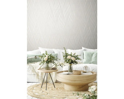 Wohnzimmer mit weißer Design Tapete, Sofa und Holztischen auf einem Teppich